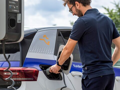 Mann tankt Elektroauto an einer EnBW-Zapfsäule