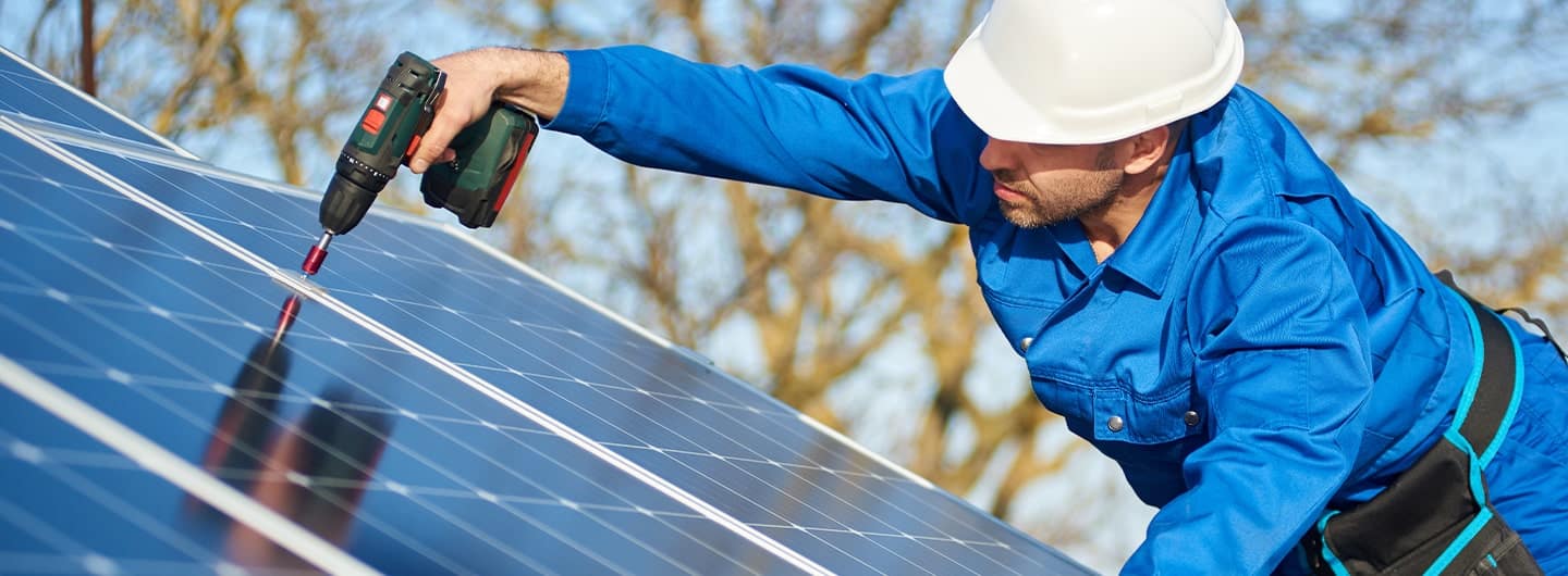 Handwerker bei der Installation einer Solaranlage