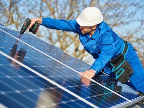 Handwerker bei der Installation einer Solaranlage; Bildquelle iStock