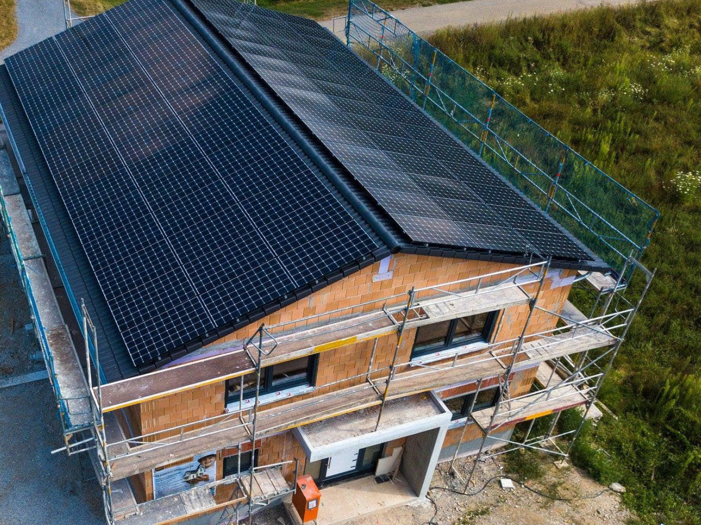 Haus mit Photovoltaik in der Bauphase
