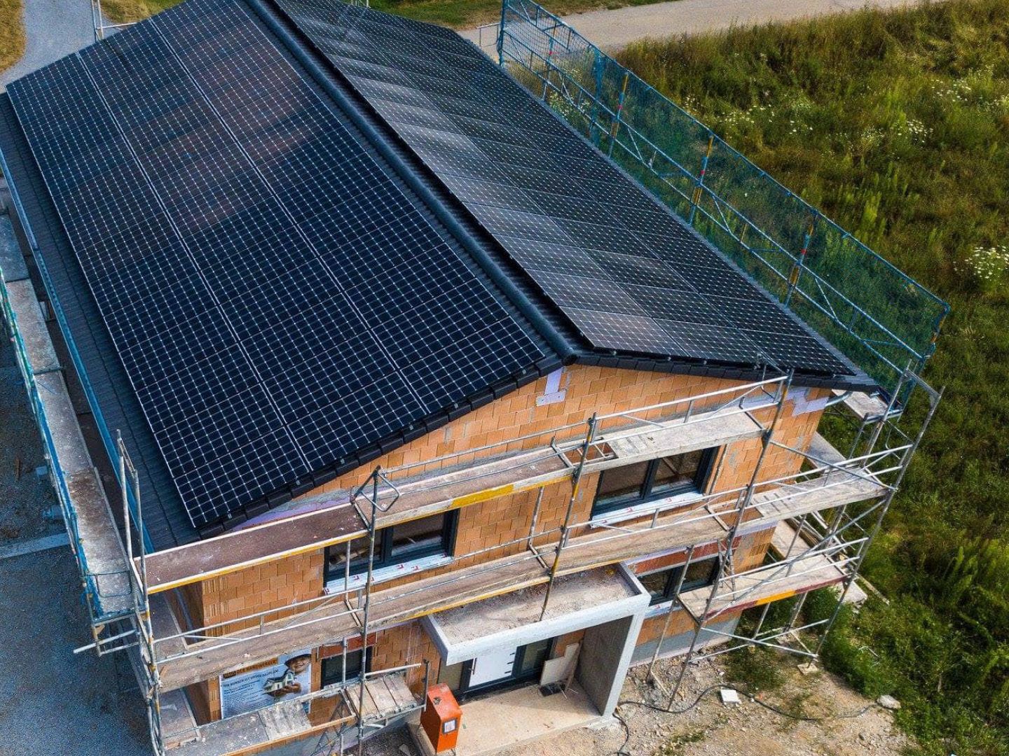 Haus mit Photovoltaik in der Bauphase
