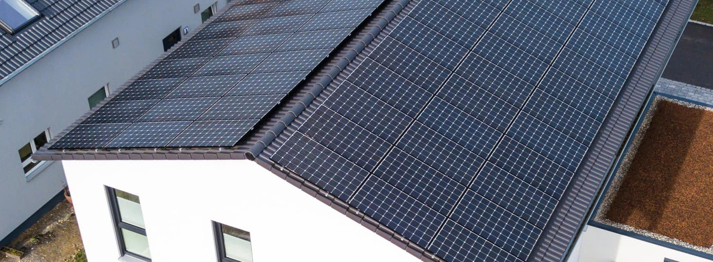 Haus mit Wärmepumpe und PV-Anlage auf Dach