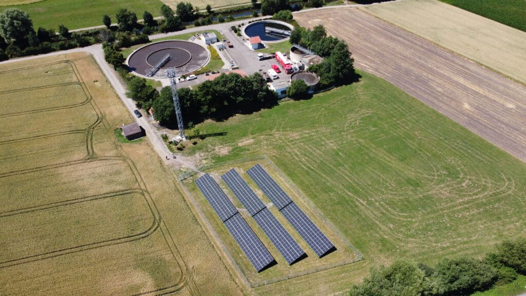 Die PV-Anlage versorgt die Kläranlage in Schemmerhofen mit Strom