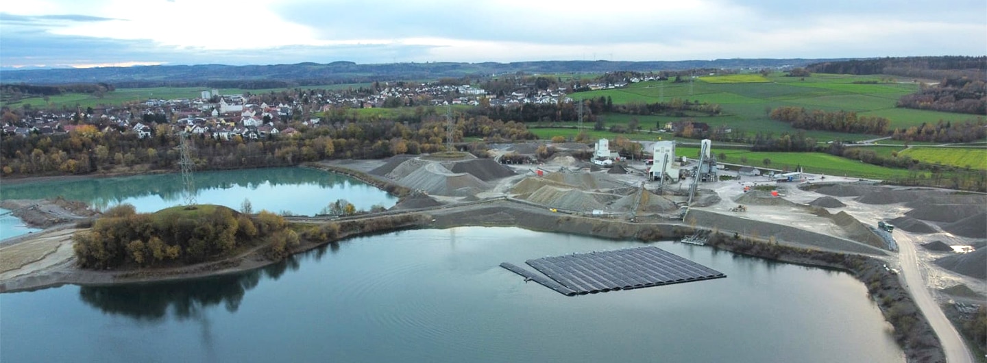 Schwimmende Photovoltaikanlage von Erdgas Südwest in Ostrach
