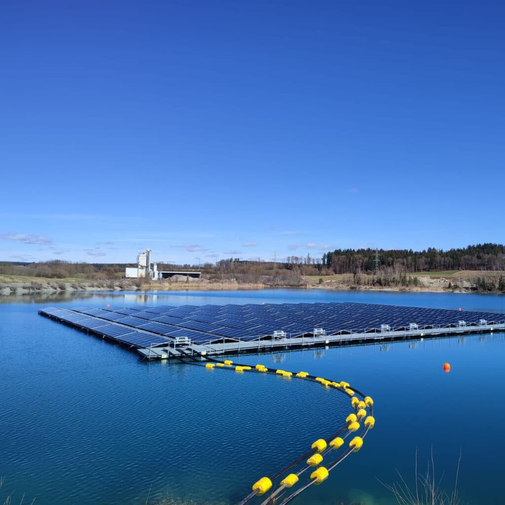 Schwimmende Photovoltaikanlage von Erdgas Südwest in Ostrach