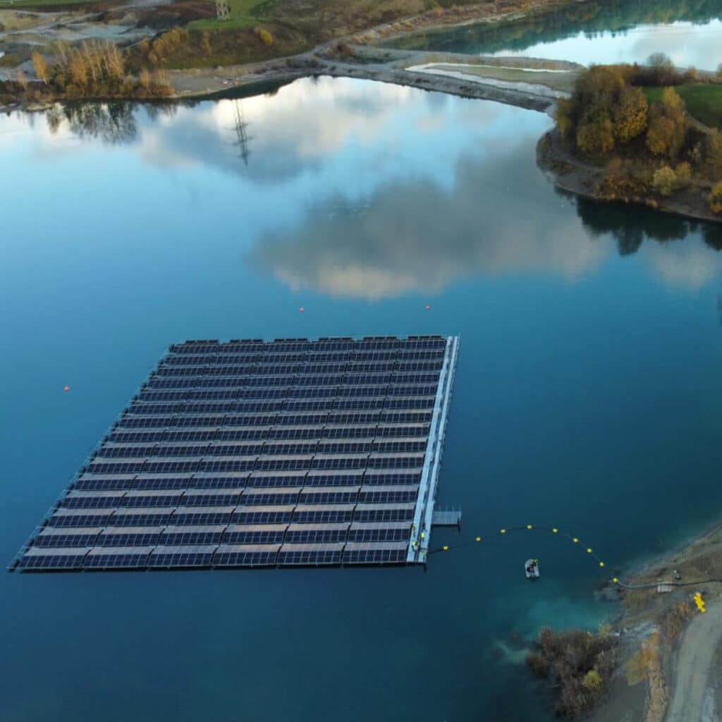 Schwimmende Photovoltaikanlage von Erdgas Südwest in Ostrach