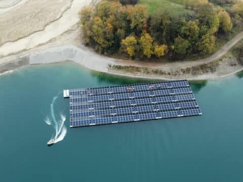 Schwimmende Photovoltaikanlage von Erdgas Südwest in Ostrach