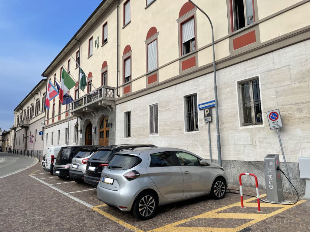 Elektroauto lädt an einer Ladestation in Italien