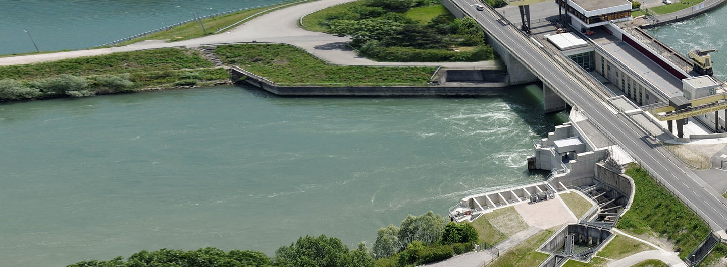 Luftbild des Wasserkraftwerks Iffezheim am Rhein