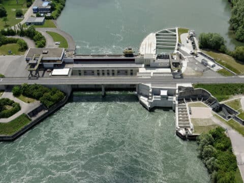 Luftbild des Wasserkraftwerks Iffezheim am Rhein