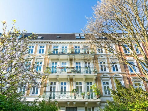 Mehrfamilienhaus, das mit im Zuge einer Heizungssanierung mit einer Wärmepumpe ausgerüstet werden soll