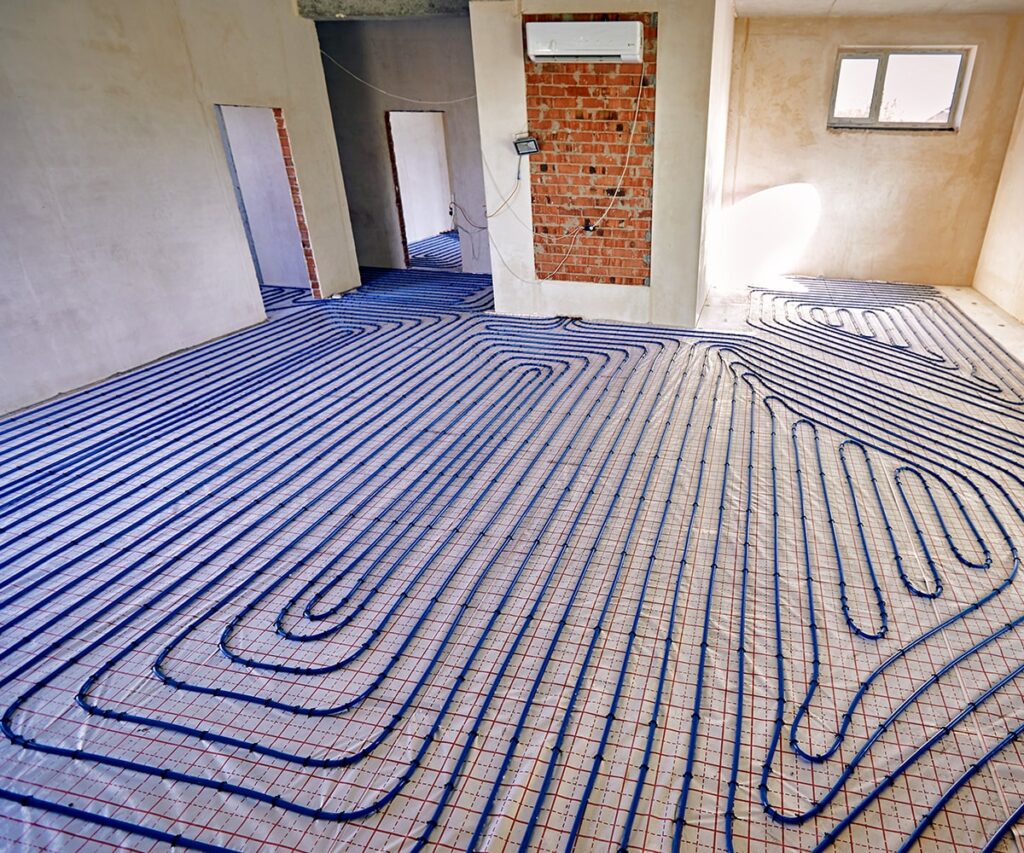 Vorher/nachher Bild einer Raumsanierung mit Fußbodenheizung