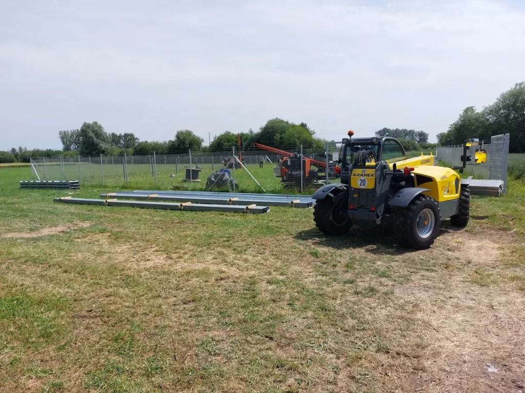 Montage der PV-Anlage auf ungenutzter Fläche neben der Kläranlage