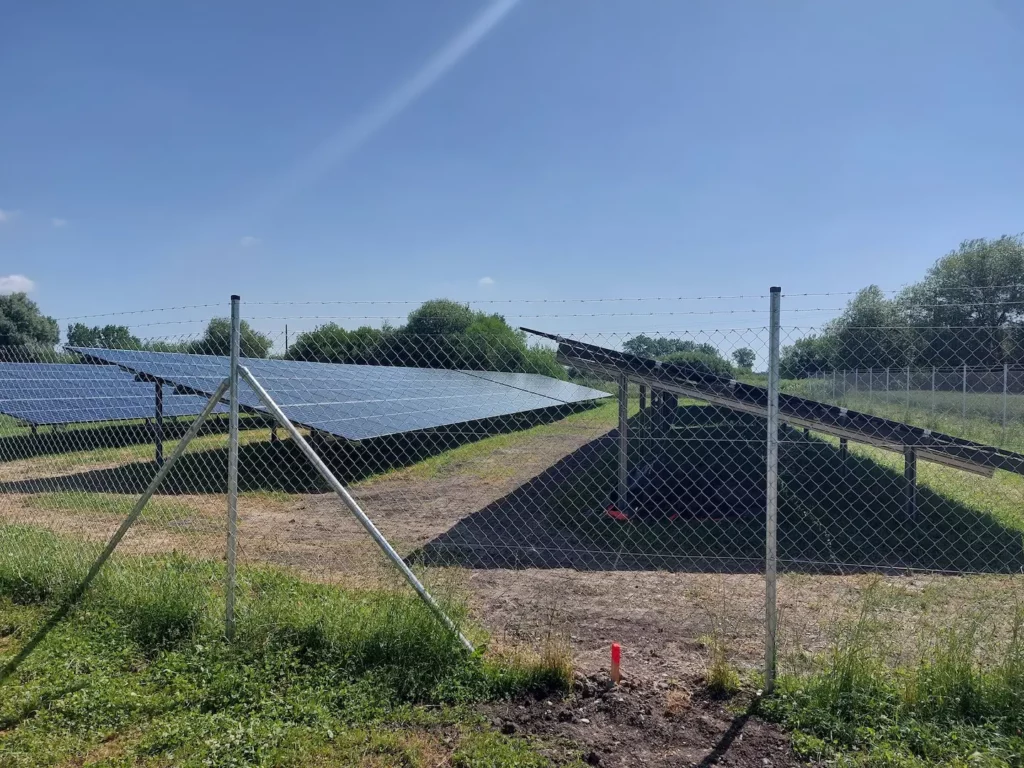 Zaun um die PV-Anlage schützt vor Diebstahl