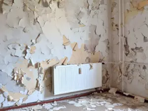 Renovierungsbedürftiger Altbau mit Heizkörper